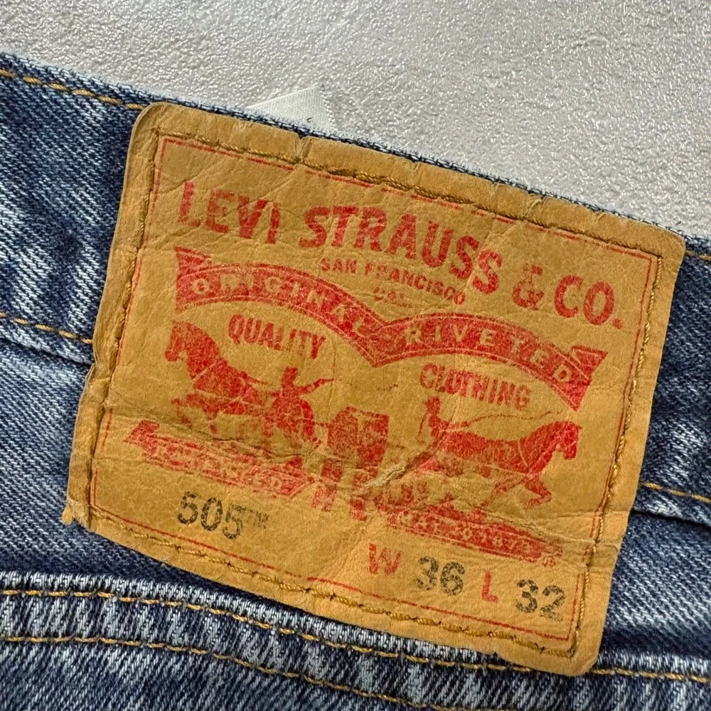Levis 505 Regular Fit Straight Leg Jeans Mens 36x32 Medium Wash Blue Denim 3461